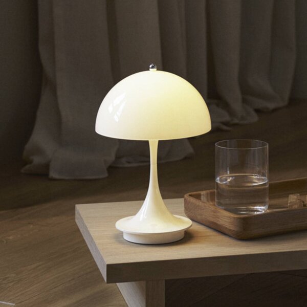 Louis Poulsen Panthella PORTABLE 160 V3, opálová béžová, Krémová / jantárovo žltá, Obývacia izba / jedáleň, Plast, Dizajn, Stojacie svietidlo