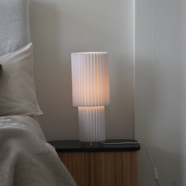 Markslöjd Stolová lampa Catis, biela, výška 45 cm, textil, E27, Biela / opálová, Obývacia izba / jedáleň, Plast, Moderný, Stolová lampa