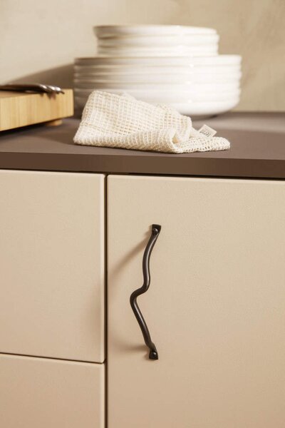 Ferm Living Úchytka Curvature Handle, black brass