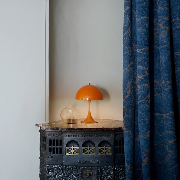 Prenosná lampa Panthella 250, Opal beige – Louis Poulsen