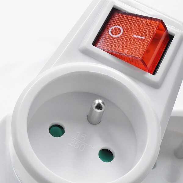 SOLIGHT Zásuvka priebežná 230V/10A s vypínačom P96, biela