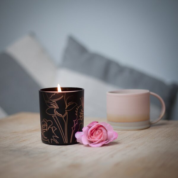 NOBLE ISLE Vonná sviečka Tea Rose 90 × 80 mm