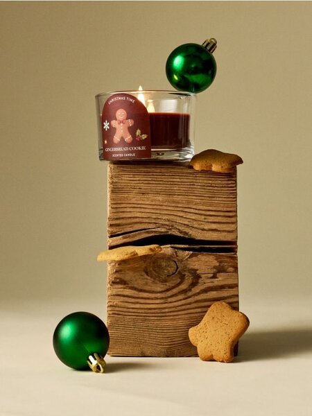 Sinsay - Vianočná vonná sviečka s potlačou perníkového panáčika Gingerbread - béžová