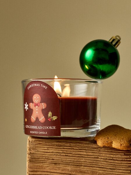 Sinsay - Vianočná vonná sviečka s potlačou perníkového panáčika Gingerbread - béžová