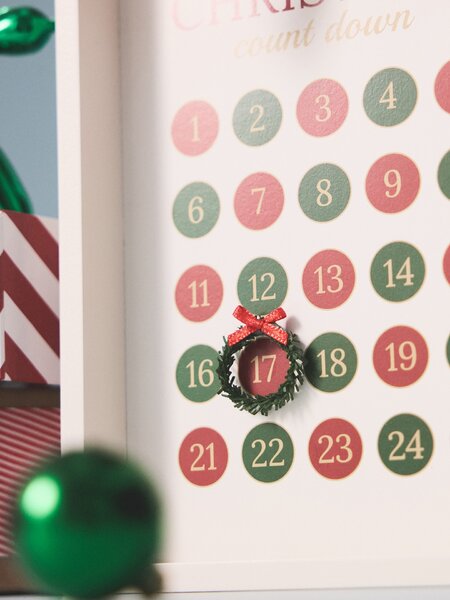 Sinsay - Vianočný adventný kalendár s magnetickým ukazovateľom a velúrovou mašľou - viacfarebná