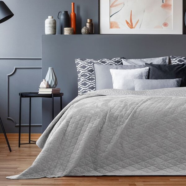 Svetlosivý zamatový prešívaný pléd 170x210 cm Laila – AmeliaHome