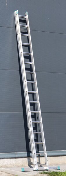Hliníkový dvojdielny rebrík výsuvný s lanom ALVE EUROSTYL, 2x16 priečok, dĺžka 7,66 m