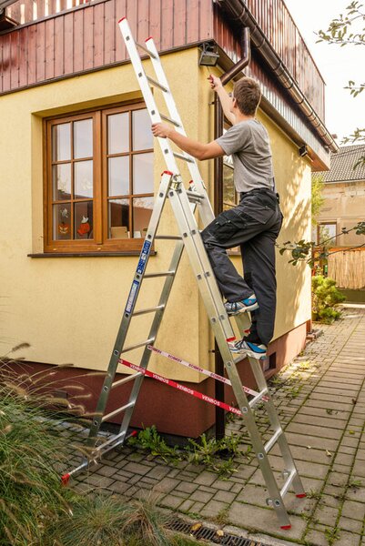 Hliníkový trojdielny výsuvný rebrík VENBOS HOBBY, 3x8 priečok, 4,52 m