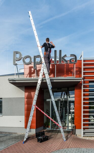 Hliníkový trojdielny výsuvný rebrík VENBOS PROFI, 3x14 priečok, 9 m