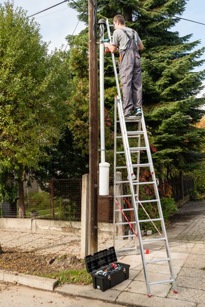 Hliníkový trojdielny výsuvný rebrík VENBOS HOBBY, 3x11 priečok, 6,75 m