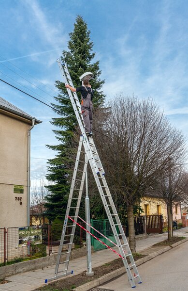 Hliníkový trojdielny výsuvný rebrík VENBOS PROFI, 3x15 priečok, 9,79 m