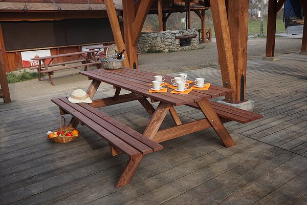 Masívny drevený pivný set so sklopnými lavicami 180 cm (morený)