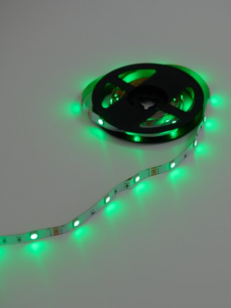 Sinsay - LED RGB pásik 3 m s diaľkovým ovládačom - viacfarebná