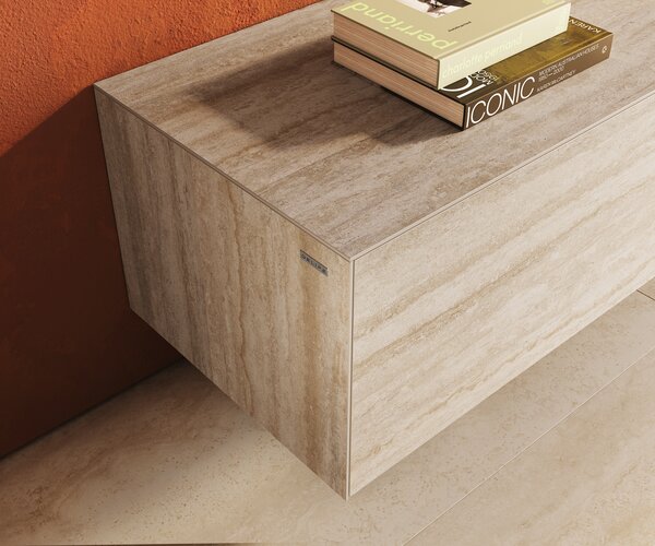 DELIFE TV stolík Cuor 220 cm keramika Laminam® Travertino Bianco krémovo biela 1 výklopné dvierka 2 zásuvky závesné