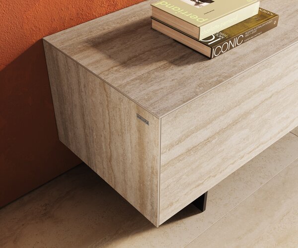 DELIFE TV stolík Cuor 220 cm keramika Laminam® Travertino Bianco krémovo biela 1 výklopné dvierka 2 zásuvky podstava závesná kov čierna