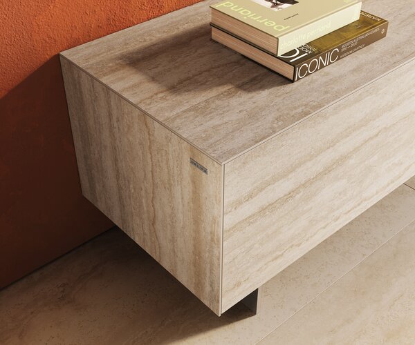 DELIFE TV stolík Cuor 220 cm keramika Laminam® Travertino Bianco krémovo biela 1 výklopné dvierka 2 zásuvky podstava závesná nerezová oceľ