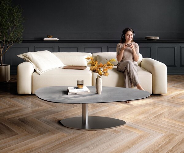 DELIFE Konferenčný stolík Edge oválny 140×75 cm keramika betónová sivá Vibany nerezová oceľ kefovaná