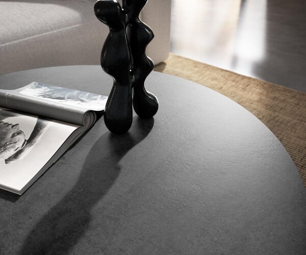 DELIFE Konferenčný stolík Edge okrúhly 90×90 cm keramika betónová sivá Trive kov čierna