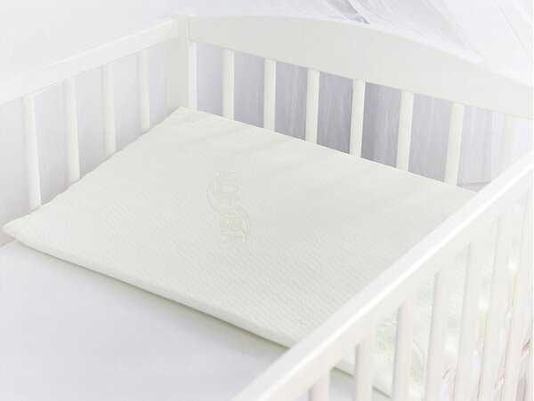 Sensillo Luxe Dojčenský vankúš - klin biely do postieľky s aloe vera 60x38cm