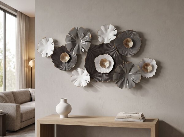 Nástenná dekorácia sivá biela a zlatá kovová 90 x 49 cm v tvare kvetov glamour dizajn moderné doplnky do interiéru