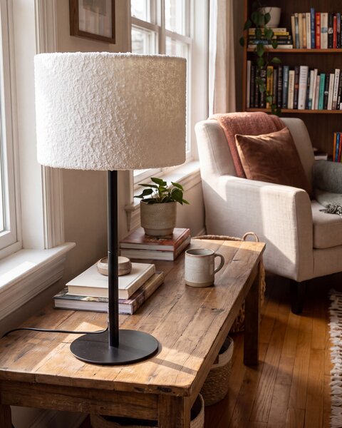 Stolná nočná lampa biela tienidlo z buklé kovový podstavec 40 cm moderný štýl obývacia izba spálňa