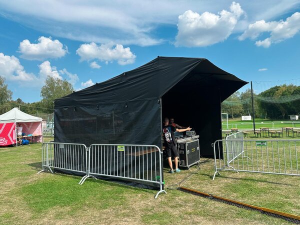 Nůžkový podiový stan 4,5x4,5 m FOH Typ konštrukcie: BEZ INTEGROVANÉHO KŠILTU