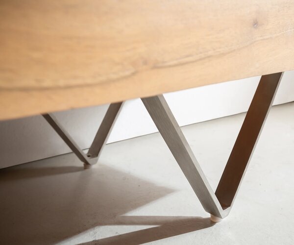 DELIFE TV stolík Kayu 220 cm akácia prírodná 4 dvierka podstava v tvare V