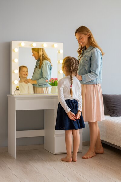 INLEA Toaletný stolík ZYRA s LED osvetlením (LED žiarovky) a 4 zásuvkami - biely