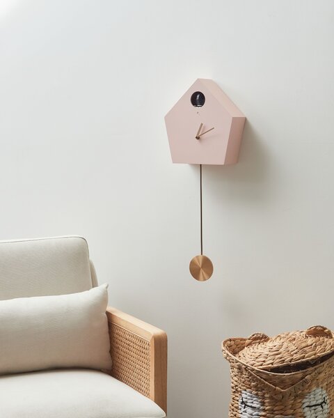 Nástenné kukučkové hodiny ružové MDF syntetický materiál 24 x 63 cm dizajn bez čísel s kyvadlom pre deti moderný štýl detská izba obývačka