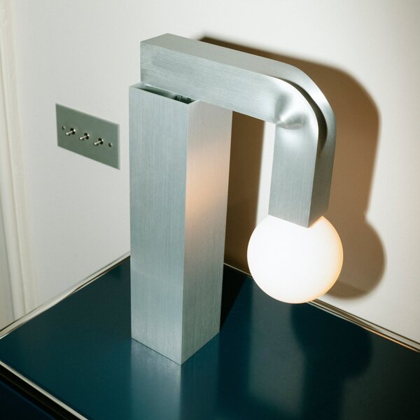 Stolová lampa Knuckle, Brushed Aluminum – Hem