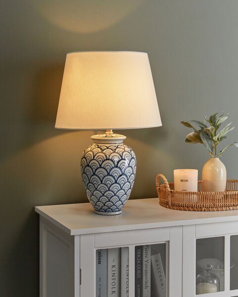 Stolná lampa biela a modrá porcelánový vzorovaný podstavec ľanové tienidlo spálňa obývacia izba
