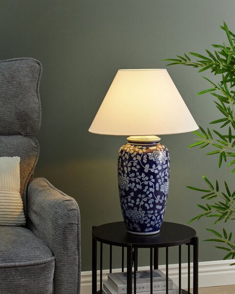 Stolná lampa biela a modrá porcelánový podstavec ľanové tienidlo kvetovaný dizajn svietidlo obývacia izba spálňa