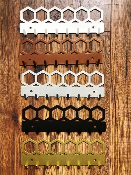 Vešiak na kľúče HEXAGON (Vešiak na kľúče na stenu vrátane montážnej sady s krytkami)