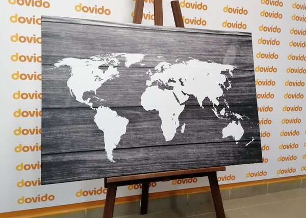 Obraz na korku čiernobiela mapa sveta s dreveným pozadím