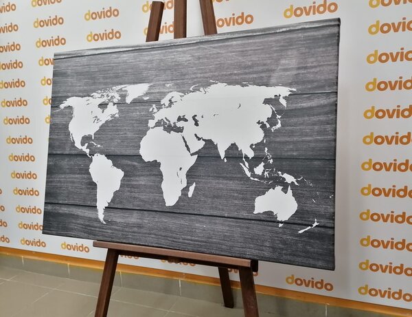 Obraz na korku čiernobiela mapa sveta s dreveným pozadím