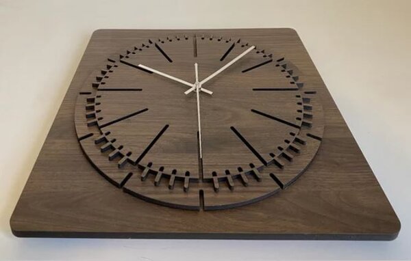Drevené štvorcové hodiny Kronos (Designové hodiny s tichým chodom 40x40 cm)
