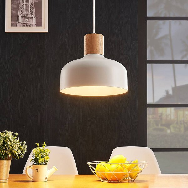 Lindby Závesná lampa Carlise s dreveným prvkom, Biela / opálová, Obývacia izba / jedáleň, kov, Škandinávsky, Závesné svietidlo