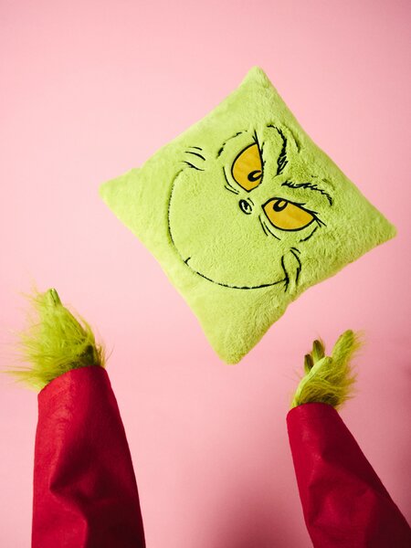 Sinsay - Kožušinový dekoračný vankúš s vianočným motívom Grinch - žlto-zelená