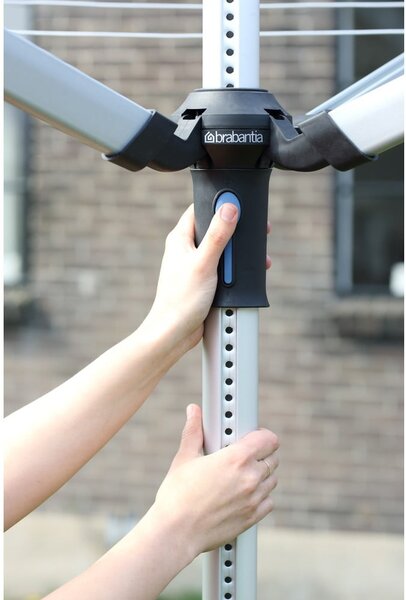 Vonkajší sušiak na bielizeň v striebornej farbe 50 m Lift-o-Matic Advance – Brabantia