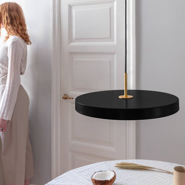 UMAGE Asteria medium závesná lampa mosadz čierna, Čierna, Obývacia izba / jedáleň, Hliník, Dizajn, Závesné svietidlo