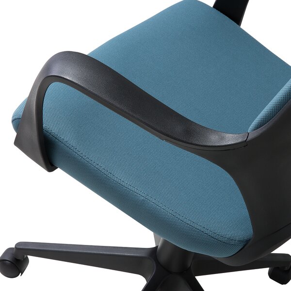 Kancelárske kreslo tmavomodré čalúnenie čierna výškovo nastaviteľná podnož s kolieskami otočná stolička do kancelárie