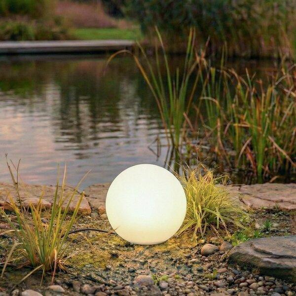 Lindby guľová lampa Valyra, Ø 30 cm, IP54, zemný kolík, Biela / opálová, Plast, Moderný, Vonkajšia guľa