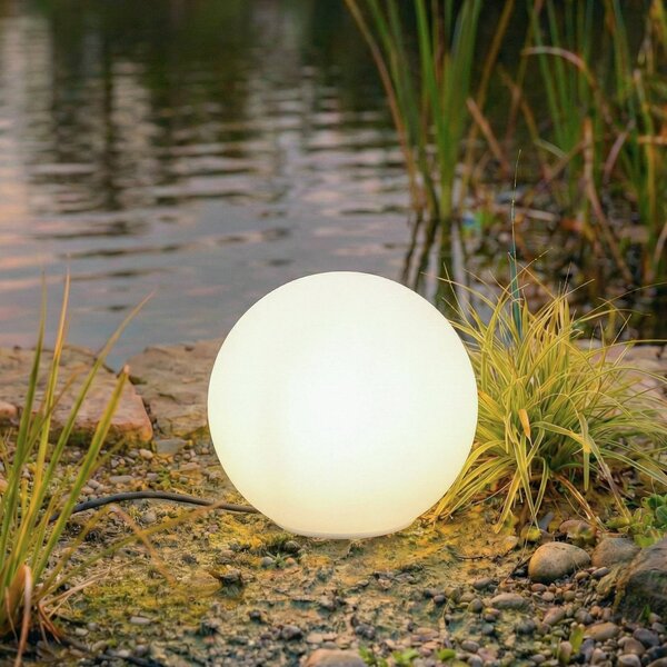 Lindby guľová lampa Valyra, Ø 30 cm, IP54, zemný kolík, Biela / opálová, Plast, Moderný, Vonkajšia guľa