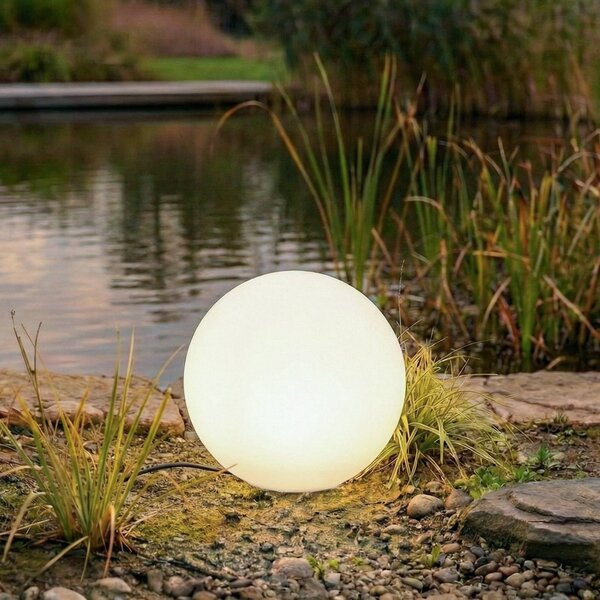 Lindby guľová lampa Valyra, Ø 40 cm, IP54, zemný kolík, Biela / opálová, Plast, Moderný, Vonkajšia guľa