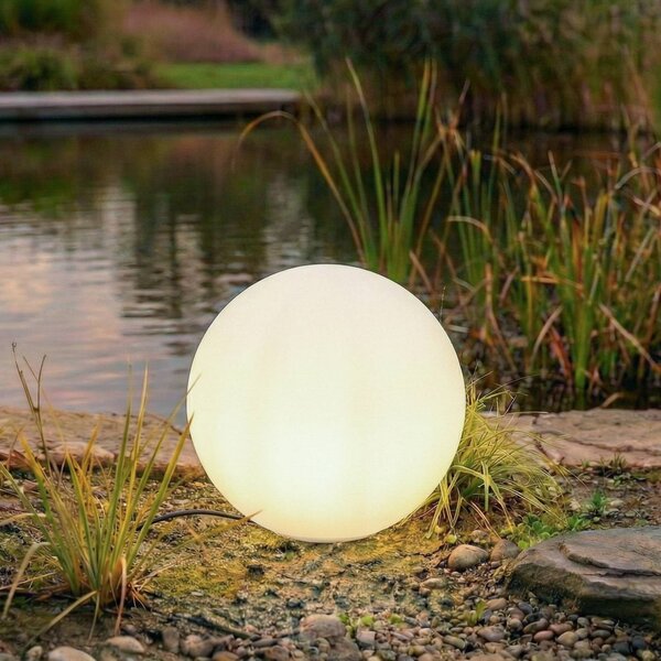 Lindby guľová lampa Valyra, Ø 50 cm, IP54, zemný kolík, Biela / opálová, Plast, Moderný, Vonkajšia guľa