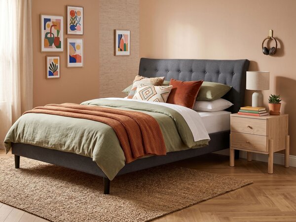 Posteľ tmavosivá látkové čalúnenie 160 x 200 cm prešívané čelo s gombíkmi v štýle Chesterfield lamelový rošt drevené nohy moderný štýl spálňa
