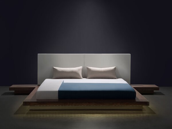 Posteľ v japonskom štýle hnedý jaseň 160 x 200 cm nízky drevený rám postele z MDF koženkové čelo LED podsvietenie nočné stolíky
