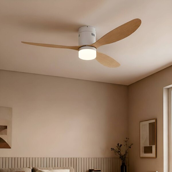 Lucande LED stropný ventilátor Kayu, biela/drevená, DC, 132 cm, Svetlé drevo, Obývacia izba / jedáleň, Plast, Moderný