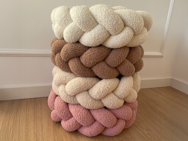 Vulpi Mantinel do postieľky Vrkoč 180cm Boucle Handmade Farba: hnedá