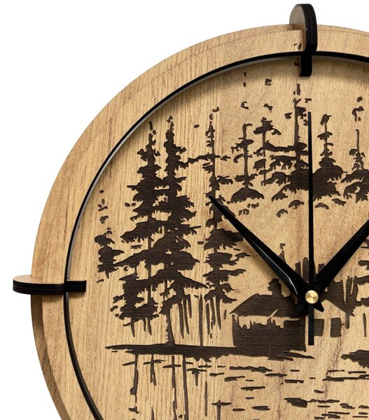 Drevené nástenné hodiny Lesná chatka pri jazere | SENTOP HDF0585-GOLD-OAK